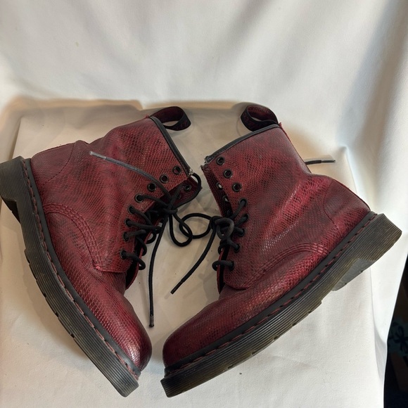 DR MARTENS Sz 8 Red Lace-Up Boots Embossed Snake Print Pattern 8 Eyelet - Picture 6 of 11